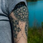 Tatuaż mandala – co symbolizują w nim konkretne kolory?